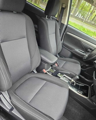 Mitsubishi Outlander cena 78000 przebieg: 70000, rok produkcji 2017 z Miechów małe 781